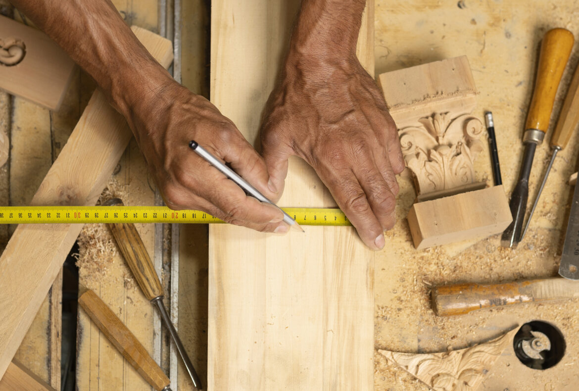artigiano-che-fa-il-taglio-del-legno